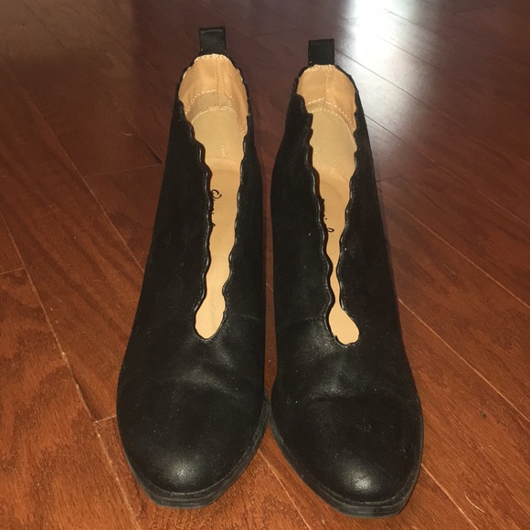 Scalloped Booties - Picture 2 of 5